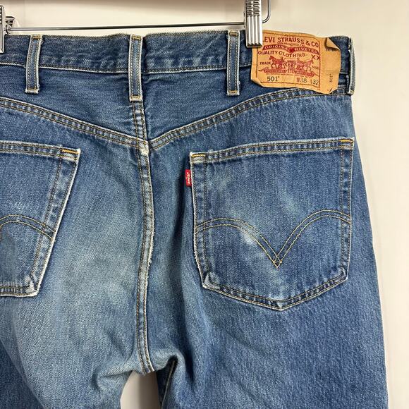 Levis Mens 501 Jeans size 38 x 32 Medium Wash - Picture 5 of 7